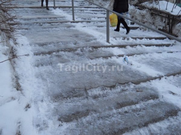 Возвращение морозов привело к появлению гололёда на тротуарах и дорогах Нижнего Тагила: как город справится с вызовом? (ФОТО)