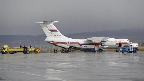 Самолет МЧС доставил 40 тонн гумпомощи в Таджикистан, пострадавший от лавин