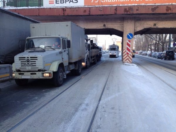 Убрать грузовые ворота НТМК с улицы Индустриальная будет требовать «Тагил без ям» (ФОТО)