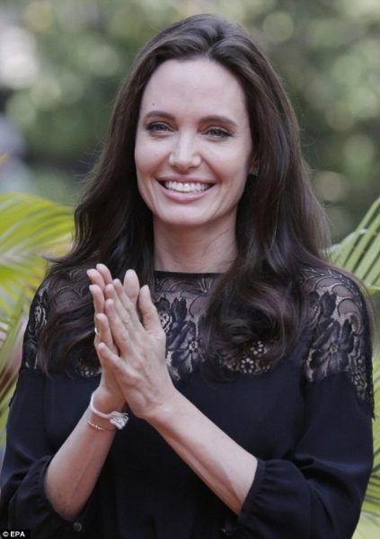 ФОТО: Первое публичное появление Джоли с детьми после развода