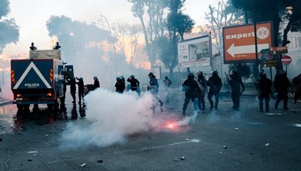 В Неаполе протест против лидера “Лиги Севера” вылился в стычки с полицией