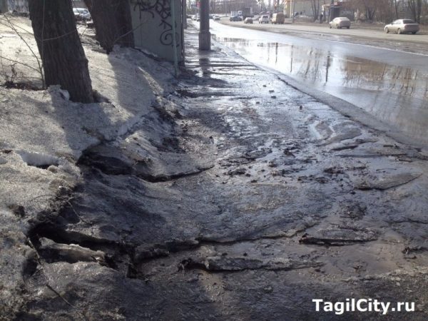 Сваленный частниками снег к дороге начал таять и затапливать проезжую часть и остановку на улице Индустриальной в Нижнем Тагиле (ФОТО)