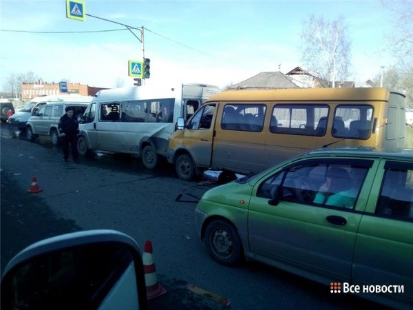 Авария с участием двух микроавтобусов, внедорожника и малолитражки произошла сегодня на Черноисточинском шоссе