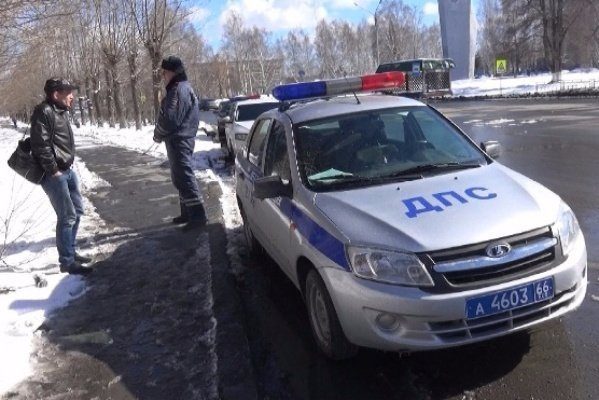 Пешеход-нарушитель в Тавде попытался откупиться от сотрудников ДПС взяткой в тысячу рублей (ФОТО)