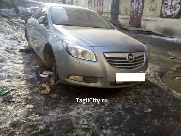 Злоумышленники похитили колёса с автомобиля на улице Окунева в Нижнем Тагиле (ФОТО)