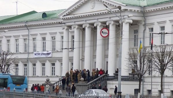 На Украине протестующие заблокировали здание Полтавского горсовета