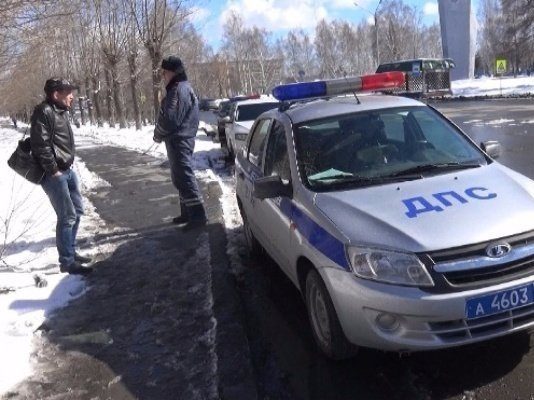 Пешеход-нарушитель в Тавде попытался откупиться от сотрудников ДПС взяткой в тысячу рублей (ФОТО)