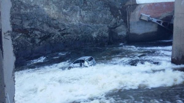 Нетрезвый водитель из Нижней Туры вылетел на чужой иномарке с моста в реку (ФОТО)