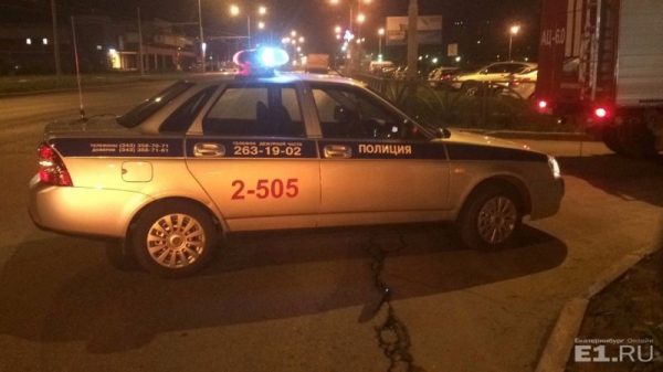 Дорогая иномарка сгорела ночью в Екатеринбурге (ФОТО, ВИДЕО)