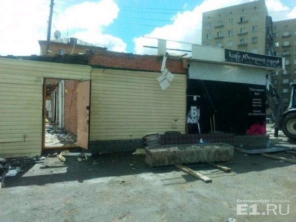 Незаконно установленные кафе и магазин снесли в Екатеринбурге (ФОТО)