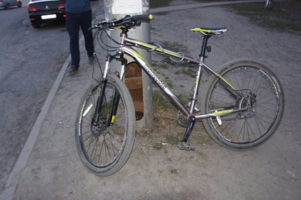 Велосипедистка нарушила правила и попала под колёса на Октябрьском проспекте