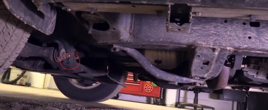 Видео: Как безопасно поднять автомобиль при помощи домкрата