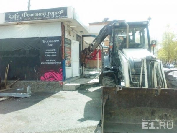 Незаконно установленные кафе и магазин снесли в Екатеринбурге (ФОТО)