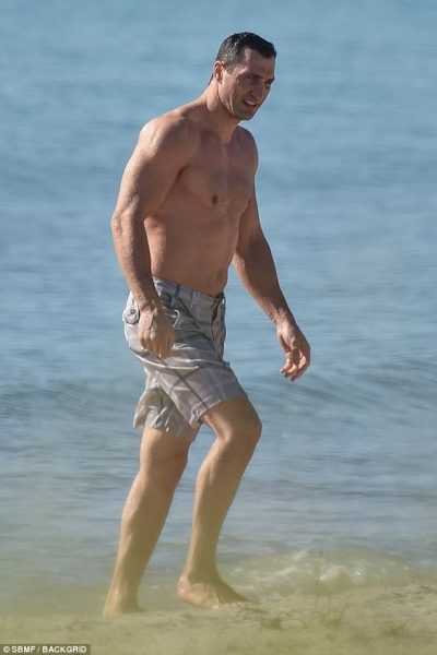 ФОТО: Побитый Кличко зализывает раны на пляже