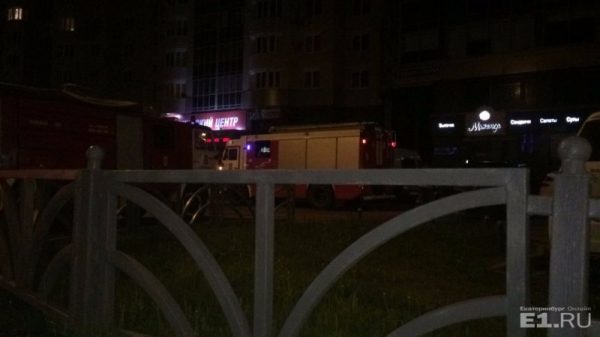 Дорогая иномарка сгорела ночью в Екатеринбурге (ФОТО, ВИДЕО)