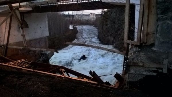 Нетрезвый водитель из Нижней Туры вылетел на чужой иномарке с моста в реку (ФОТО)