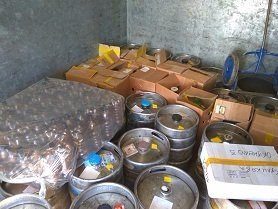 Более тонны незаконного алкоголя было изъято из задержанного под Нижним Тагилом грузовика