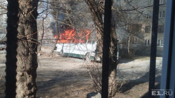 Заброшенный автобус в Екатеринбурге горел рядом с детской площадкой (ФОТО, ВИДЕО)