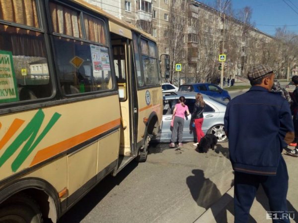 Иномарка залетела под автобус в Екатеринбурге (ФОТО, ВИДЕО)