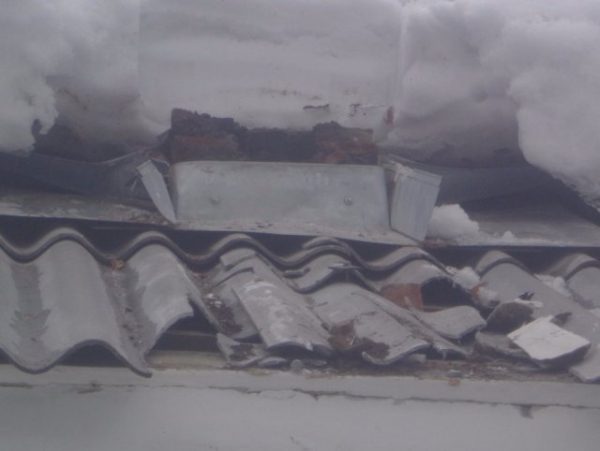 Осмотр кровель и уборка мусора с крыш проведены в Нижнем Тагиле: мэр поручил решить вопрос с 77 «бесхозными» домами