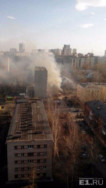 Заброшенный автобус в Екатеринбурге горел рядом с детской площадкой (ФОТО, ВИДЕО)