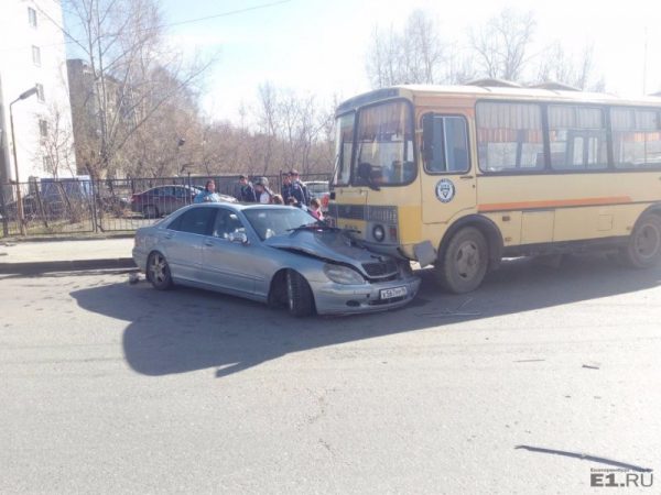 Иномарка залетела под автобус в Екатеринбурге (ФОТО, ВИДЕО)