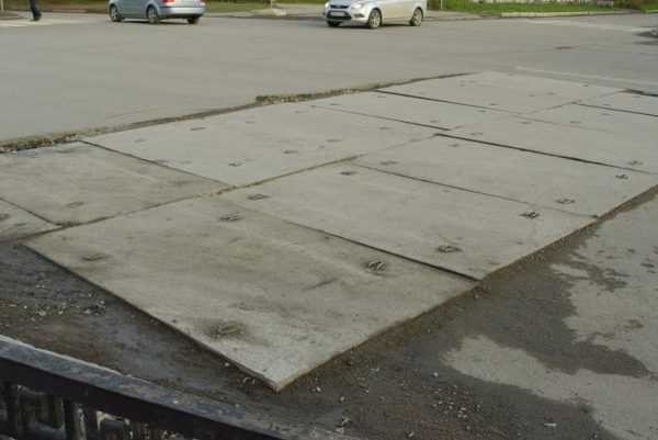 Плиты вместо асфальта были уложены на месте перекопа по проспекту Вагоностроителей в Нижнем Тагиле (ФОТО)