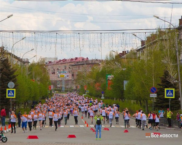 1200 человек пробежали про проспекту Ленина