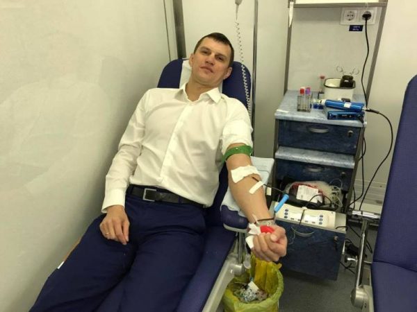 Алексей Балыбердин сдал кровь у стен Госдумы