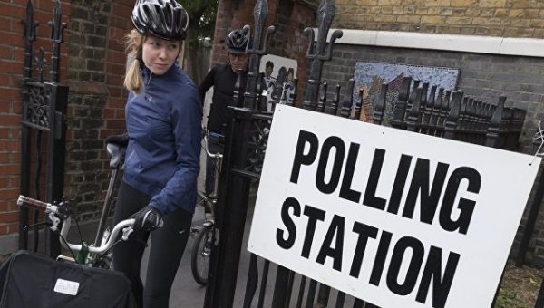 Британские лейбористы получили на внеочередных выборах второй мандат подряд