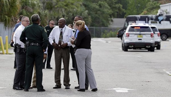 Власти не связывают стрельбу в Орландо с терроризмом