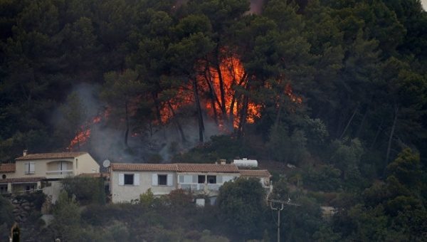 На юге Франции эвакуировали около 10 тысяч человек из-за природного пожара
