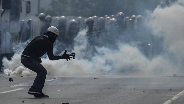 В венесуэльском штате идут столкновения манифестантов с силами безопасности