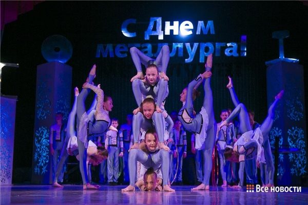 «Земляне» поздравили тагильских металлургов. Фотомгновения от Максима Конанкова