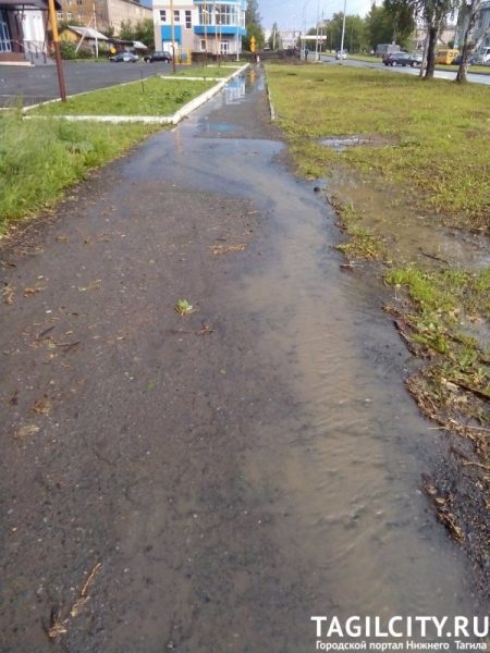 Один из главных проспектов Нижнего Тагила затоплен постоянными ливнями: пешеходы страдают от глубоких луж и гонщиков (ФОТО)