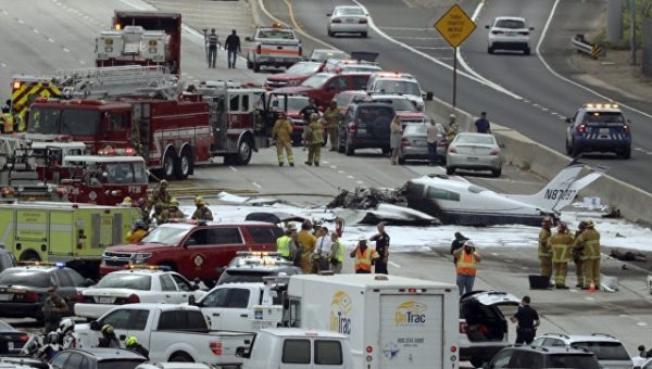 В Калифорнии самолет упал на автостраду