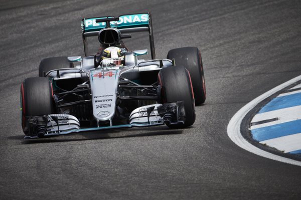 В Mercedes подтвердили замену двигателя на машине Льюиса Хэмилтона