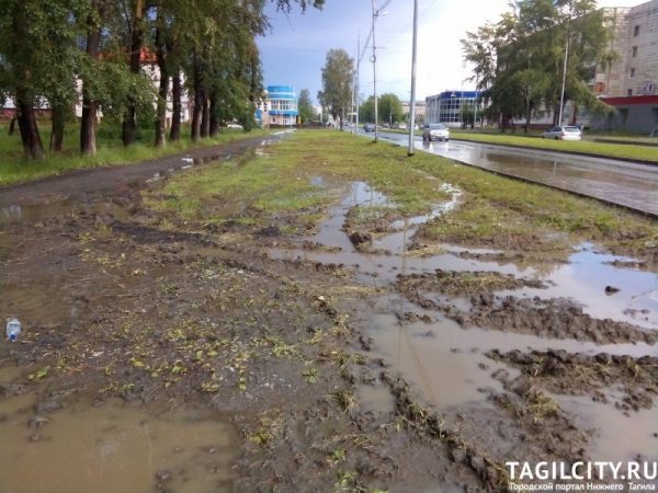 Один из главных проспектов Нижнего Тагила затоплен постоянными ливнями: пешеходы страдают от глубоких луж и гонщиков (ФОТО)
