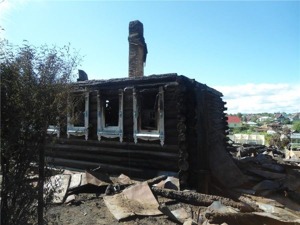 Из большого пожара в Черноисточинске спасли человека – подробности ЧП