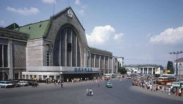 В Киеве после сообщения о минировании эвакуируют железнодорожный вокзал