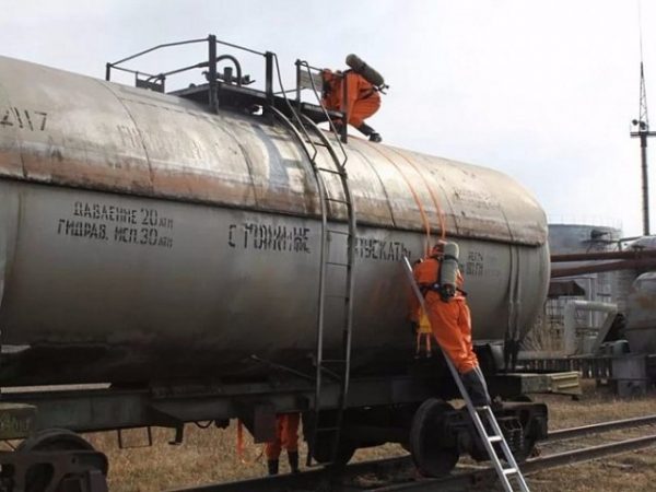 Утечка бензина из цистерны грузового поезда произошла на станции Екатеринбург-Сортировочный