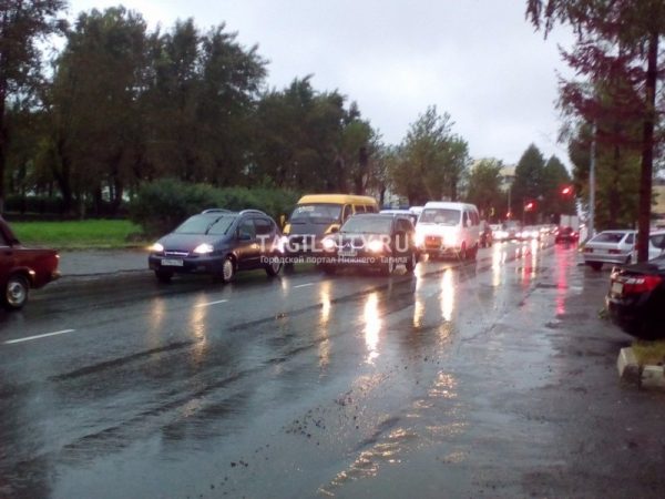 Машины глохнут и попадают в пробки из-за дождей на дорогах Нижнего Тагила (ФОТО)