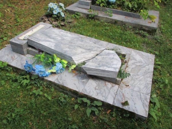 Малолетние вандалы разгромили сельское кладбище