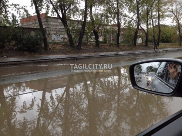 Машины глохнут и попадают в пробки из-за дождей на дорогах Нижнего Тагила (ФОТО)