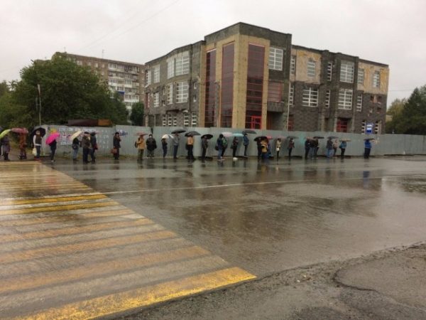 Жители Нижнего Тагила по полчаса ждут маршрутки под дождём (ФОТО)