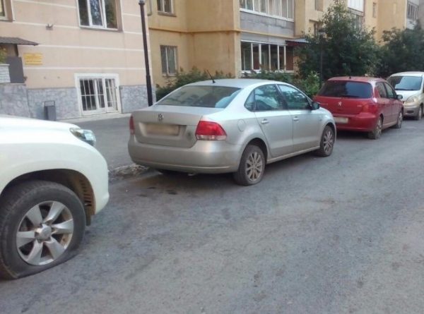 Неизвестные пробили колеса 37 автомобилям в Екатеринбурге (ФОТО)