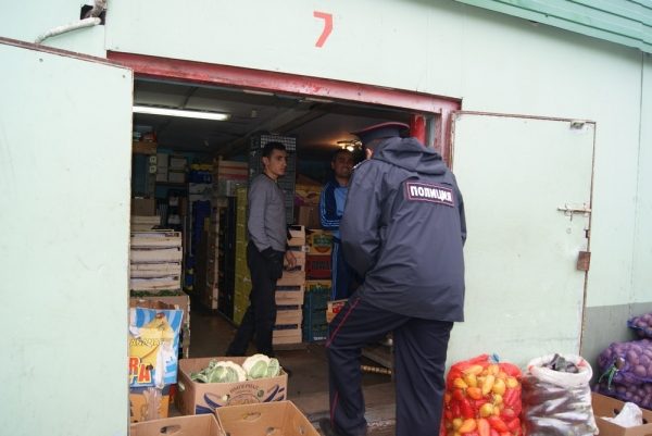 Миграционная служба проверила рынок «Букатино». Задержали 12 иностранцев