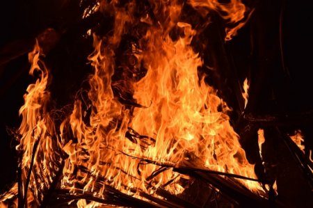 Пожарные спасли четырех детей из горящего дома в Нижнем Тагиле