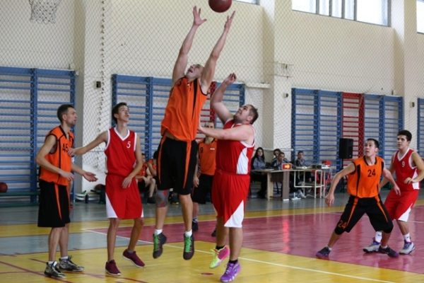 В Кубке Нижнего Тагила по баскетболу среди мужских команд определились полуфиналисты