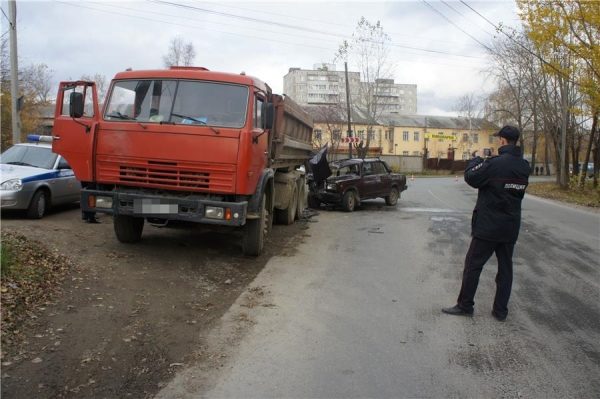 В Нижнем Тагиле водитель ВАЗа погиб после столкновения с КАМАЗом